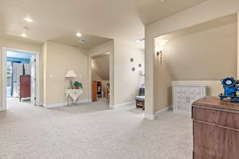 Entry Way - 8 Falling Leaf Ln, Eagle Point, OR 97524 photo 3 of 4