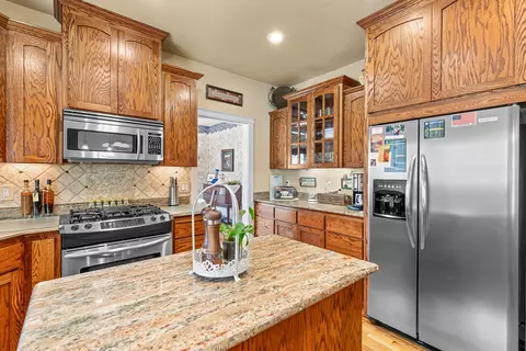 Kitchen - 8 Falling Leaf Ln, Eagle Point, OR 97524 photo 1 of 6