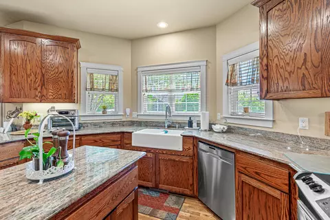 Kitchen - 8 Falling Leaf Ln, Eagle Point, OR 97524 photo 3 of 6