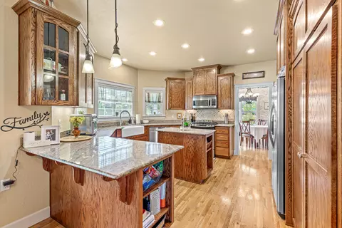 Kitchen - 8 Falling Leaf Ln, Eagle Point, OR 97524 photo 5 of 6