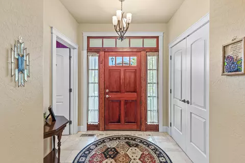 Entry Way - 8 Falling Leaf Ln, Eagle Point, OR 97524 photo 1 of 4