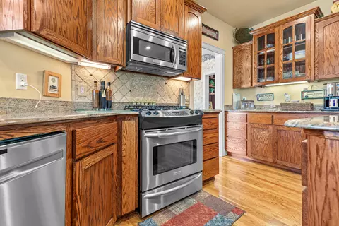 Kitchen - 8 Falling Leaf Ln, Eagle Point, OR 97524 photo 2 of 6