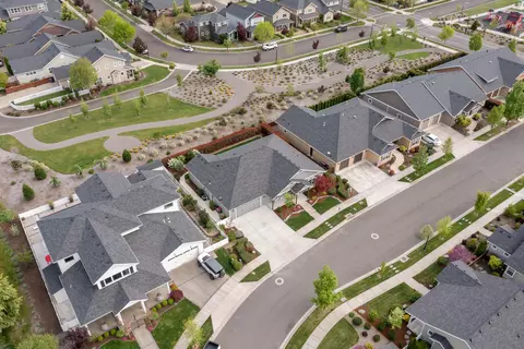 View/Area - 409 Stone Pointe Dr, Central Point, OR 97502 photo 2 of 5