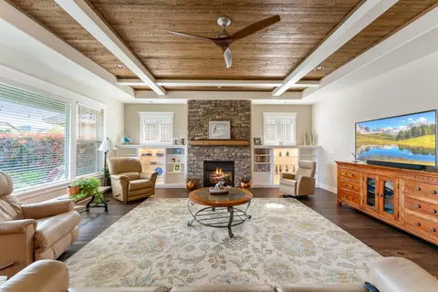Living - 409 Stone Pointe Dr, Central Point, OR 97502 photo 2 of 4