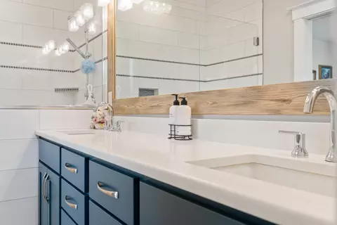 Bath - 409 Stone Pointe Dr, Central Point, OR 97502 photo 5 of 5