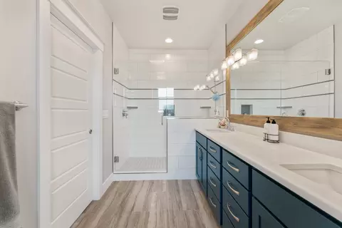 Bath - 409 Stone Pointe Dr, Central Point, OR 97502 photo 3 of 5