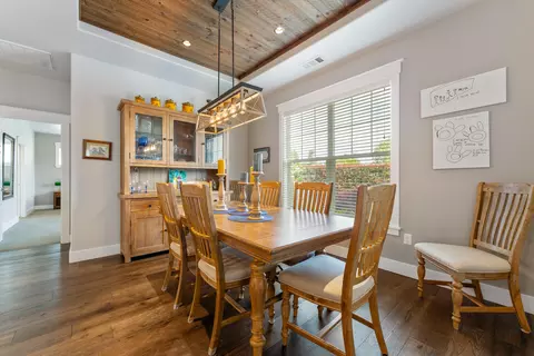 Dining - 409 Stone Pointe Dr, Central Point, OR 97502 photo 2 of 2