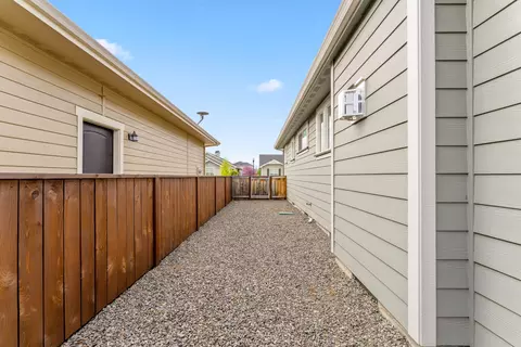 Exterior - 409 Stone Pointe Dr, Central Point, OR 97502 photo 11 of 12