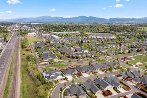 View/Area - 409 Stone Pointe Dr, Central Point, OR 97502 photo 4 of 5