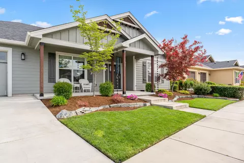 Exterior - 409 Stone Pointe Dr, Central Point, OR 97502 photo 4 of 12