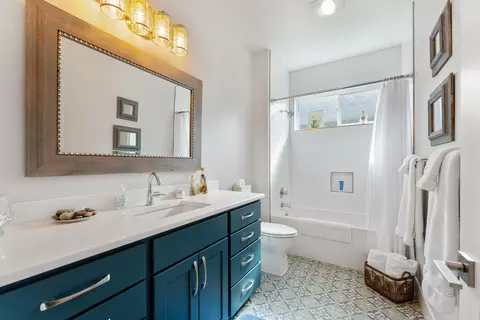 Bath - 409 Stone Pointe Dr, Central Point, OR 97502 photo 1 of 5