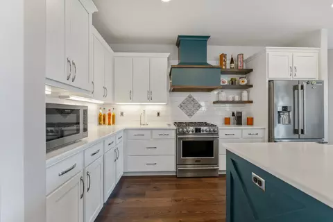 Kitchen - 409 Stone Pointe Dr, Central Point, OR 97502 photo 3 of 6