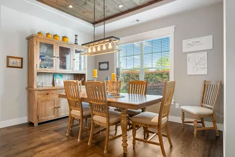 Dining - 409 Stone Pointe Dr, Central Point, OR 97502 photo 1 of 2
