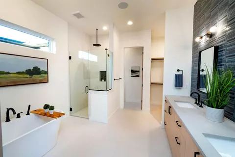 Bath - 62675 NW Ember Pl, Bend, OR 97703 photo 3 of 6