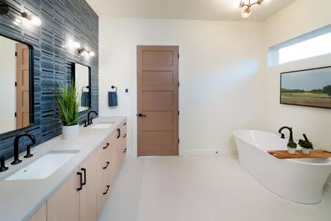 Bath - 62675 NW Ember Pl, Bend, OR 97703 photo 2 of 6