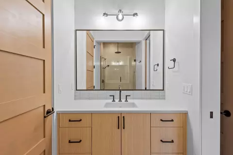 Bath - 62675 NW Ember Pl, Bend, OR 97703 photo 5 of 6