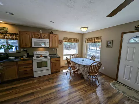 Kitchen - 149307 Viola Cir, La Pine, OR 97739 photo 2 of 2