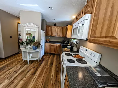 Kitchen - 149307 Viola Cir, La Pine, OR 97739 photo 1 of 2