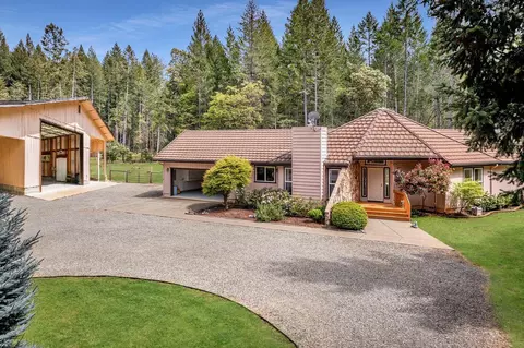 1133 Idlewild Dr, Cave Junction, OR 97523