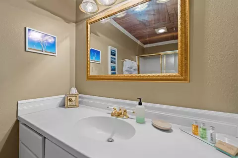 Bath - 56721 Bandley Rd, Bend, OR 97707 photo 4 of 5