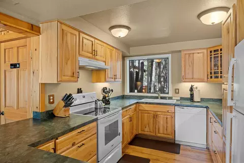 Kitchen - 56721 Bandley Rd, Bend, OR 97707 photo 1 of 4