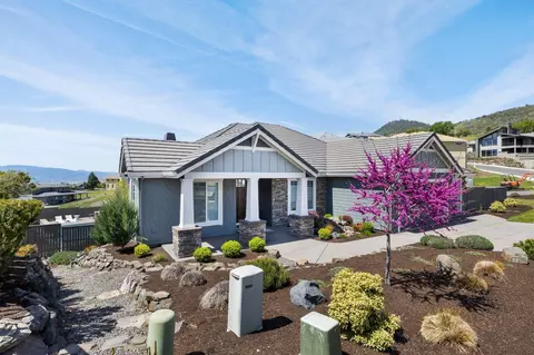 5607 Autumn Park Dr, Medford, OR 97504