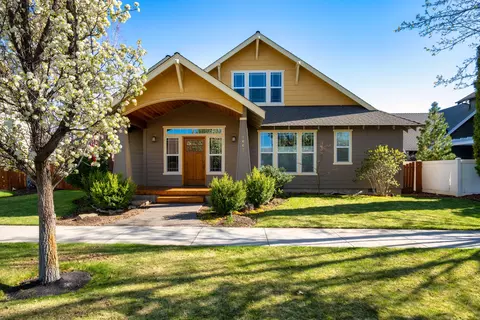 1662 NW Ivy Ave, Redmond, OR 97756