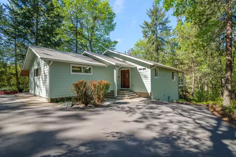 10920 Ramsey Rd, Gold Hill, OR 97525