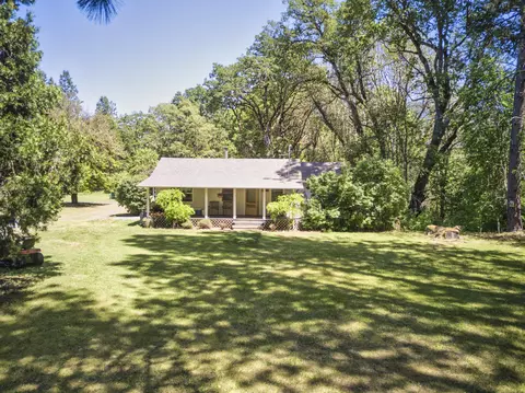 1862 Pine Grove Rd, Rogue River, OR 97537