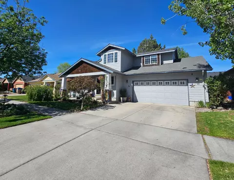311 NW 25th St, Redmond, OR 97756