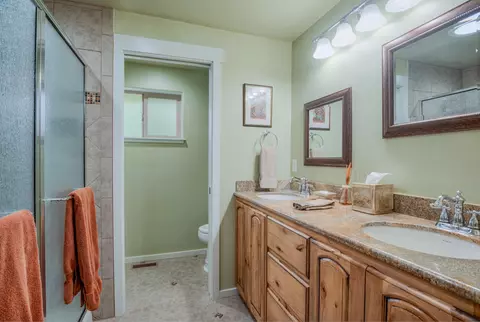 Bath - 17211 Merganser Dr, Bend, OR 97707 photo 1 of 3