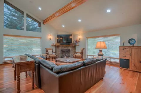 Living - 17211 Merganser Dr, Bend, OR 97707 photo 2 of 3