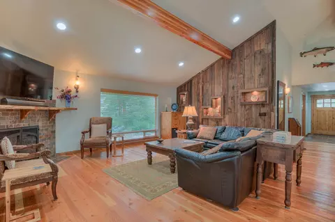 Living - 17211 Merganser Dr, Bend, OR 97707 photo 3 of 3