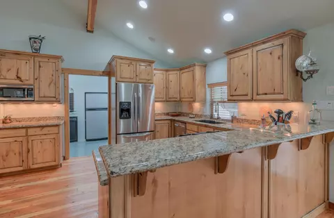 Kitchen - 17211 Merganser Dr, Bend, OR 97707 photo 2 of 2