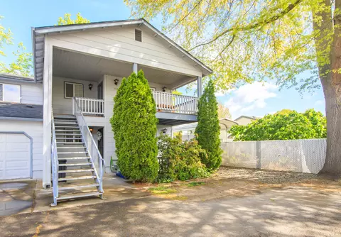 514 Village Dr, Central Point, OR 97502