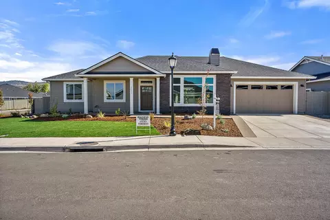1481 Quarter Ln, Medford, OR 97504