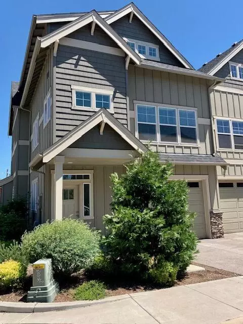 1044 SE Leonel Ln, Bend, OR 97702 photo 2