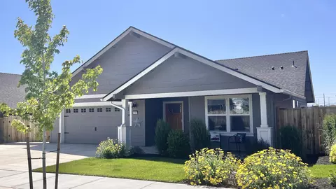 1757 NE 3rd St, Redmond, OR 97756