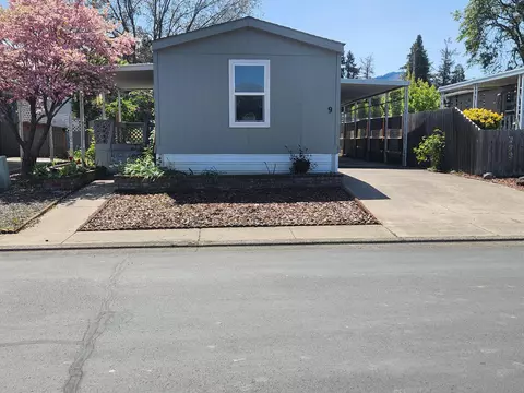 4729 S Pacific Hwy #9, Phoenix, OR 97535