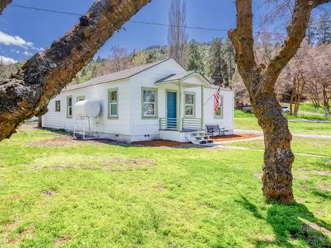8841 Shady Pine Rd, Klamath Falls, OR 97601
