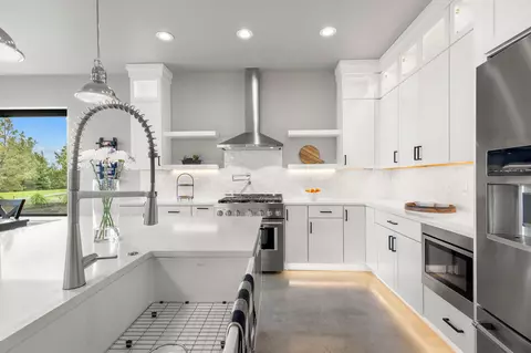 Kitchen - 1963 Condor Ct, Redmond, OR 97756 photo 2 of 5
