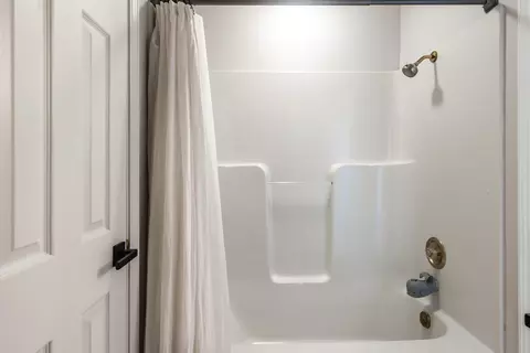 Bath - 62625 Erickson Rd, Bend, OR 97701 photo 8 of 8