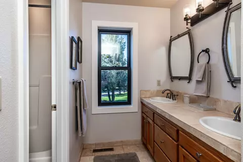 Bath - 62625 Erickson Rd, Bend, OR 97701 photo 7 of 8