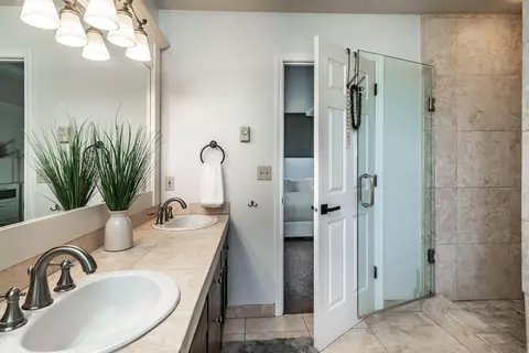 Bath - 62625 Erickson Rd, Bend, OR 97701 photo 5 of 8