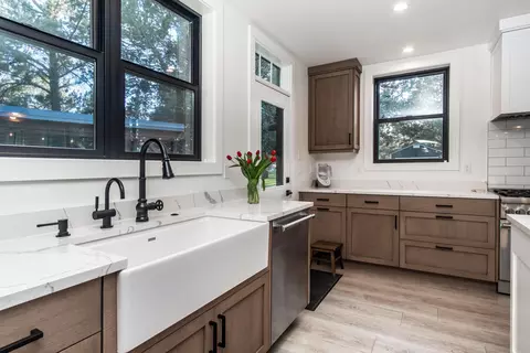 Kitchen - 62625 Erickson Rd, Bend, OR 97701 photo 3 of 10