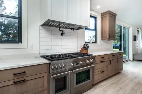 Kitchen - 62625 Erickson Rd, Bend, OR 97701 photo 4 of 10