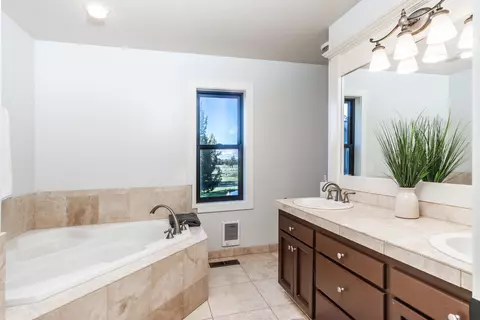 Bath - 62625 Erickson Rd, Bend, OR 97701 photo 4 of 8