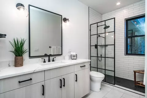 Bath - 62625 Erickson Rd, Bend, OR 97701 photo 2 of 8