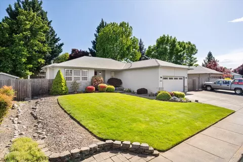 3040 Ruby Dr, Medford, OR 97504