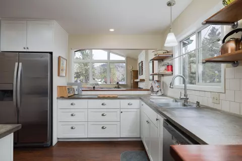 1565 SE Bear Creek Rd, Bend, OR 97702